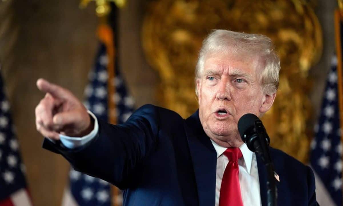 Bitcoin Faces Turmoil: Trump’s Shocking 100% Tariff Threat on Canada Sparks Market Chaos